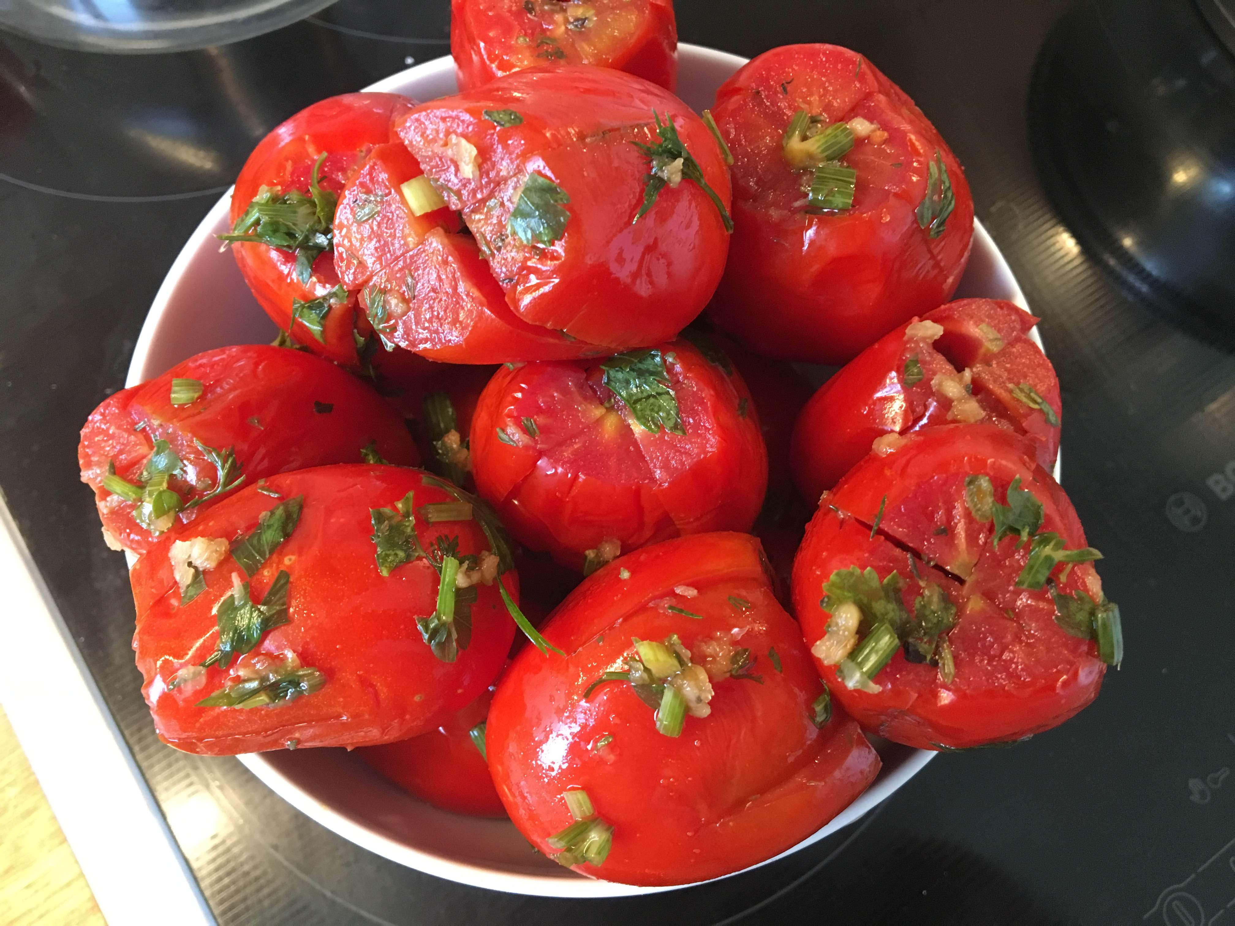 Малосольные сливовидные томаты