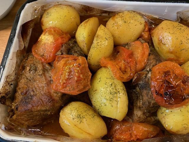 Свиной карбонат в духовке с картофелем и помидорами