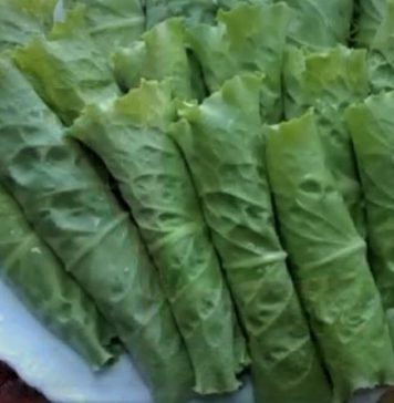 Сырная закуска в салатных листьях