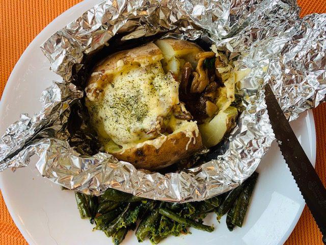 Картошечка, запеченная с грибами, с гарниром из стручковой фасоли и шпината