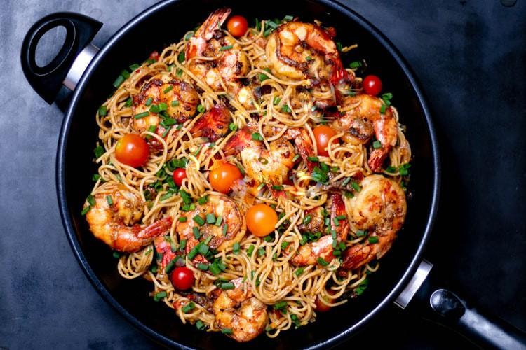 Спагетти с креветками, чили и томатами черри