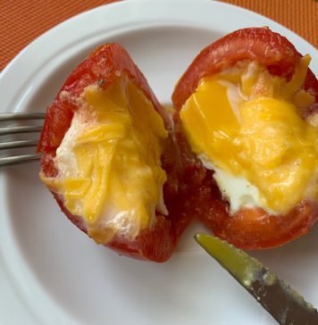 Яйцо с сыром, запеченные в помидоре