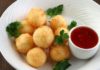 Картофельные шарики с клюквенным соусом