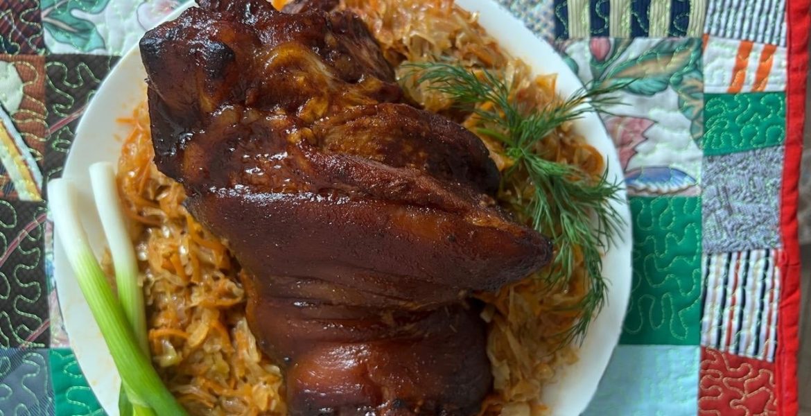 Свиная рулька с тушёной квашеной капустой