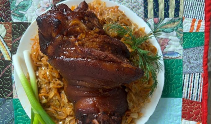 Свиная рулька с тушёной квашеной капустой