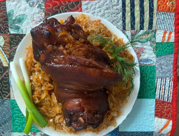 Свиная рулька с тушёной квашеной капустой
