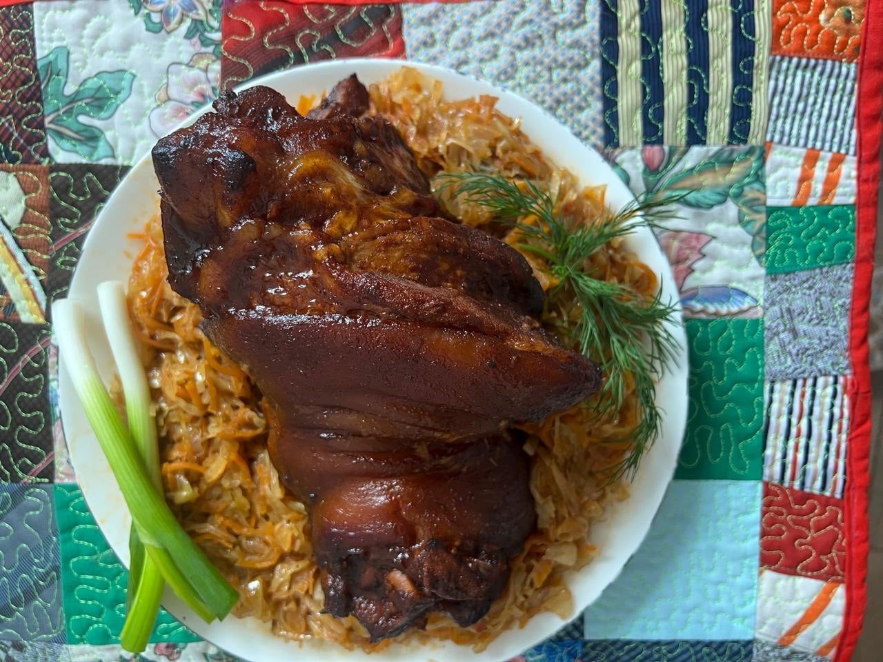 Свиная рулька с тушёной квашеной капустой