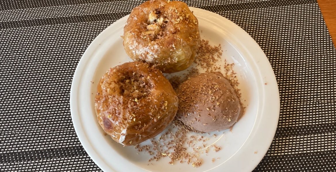 Яблоки, фаршированные орехами, сахаром и сливочным маслом в аэрогриле