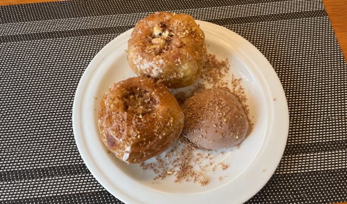 Яблоки, фаршированные орехами, сахаром и сливочным маслом в аэрогриле