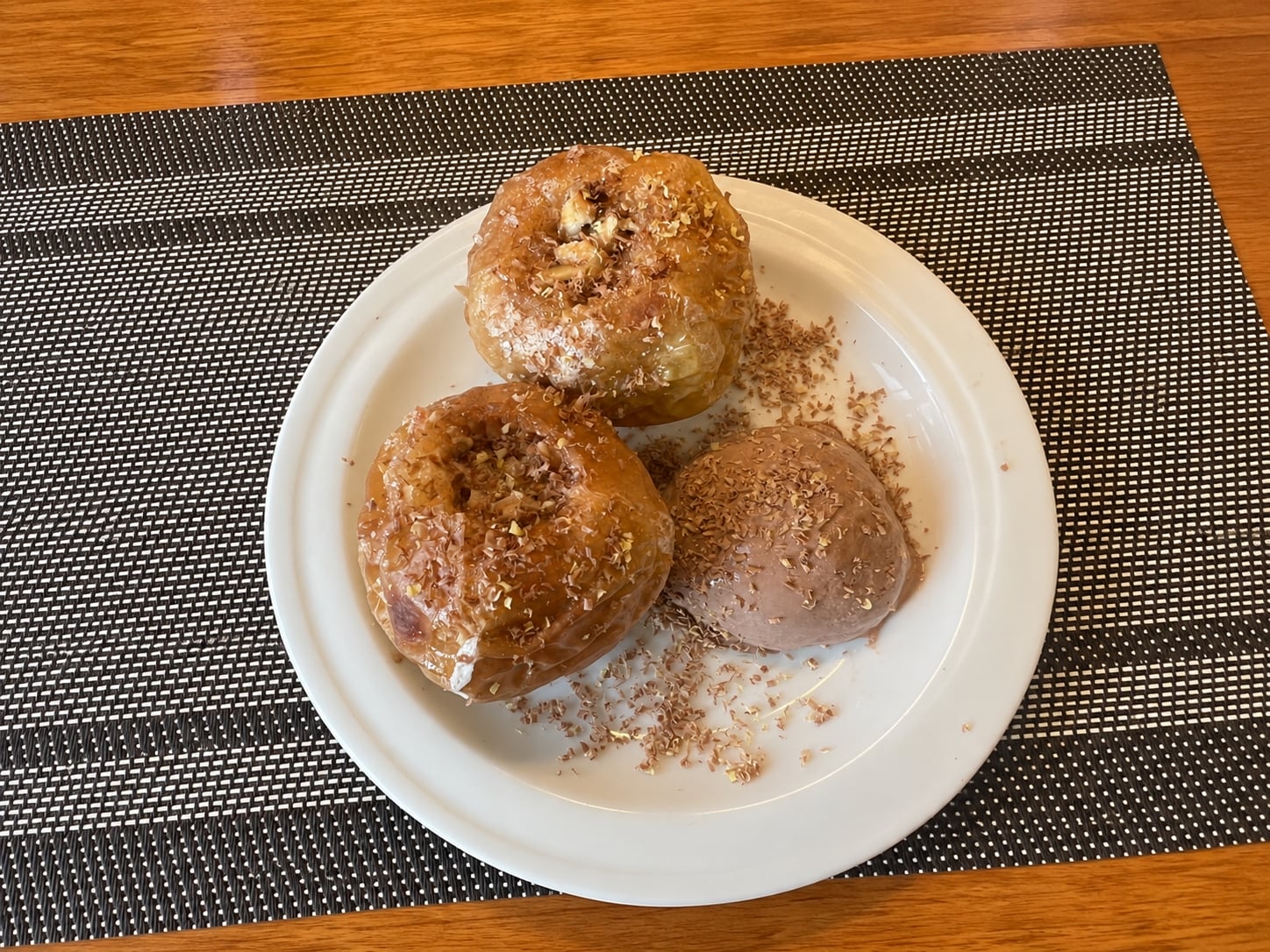 Яблоки, фаршированные орехами, сахаром и сливочным маслом в аэрогриле