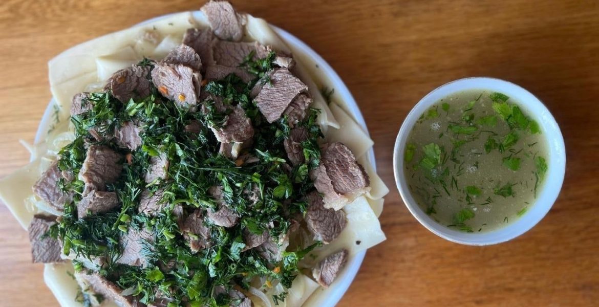 Бешбармак с мясом и ароматным бульоном