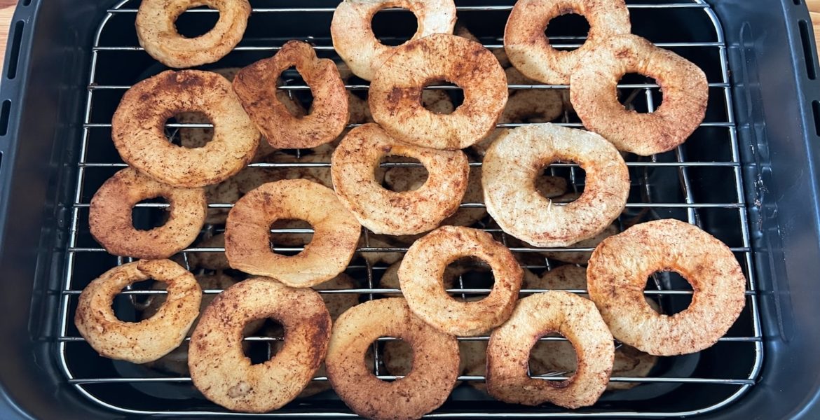 Яблочные чипсы с корицей и сахаром в духовке