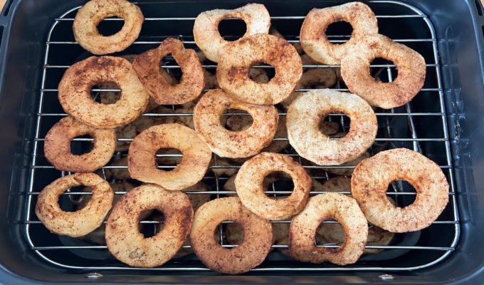 Яблочные чипсы с корицей и сахаром в духовке