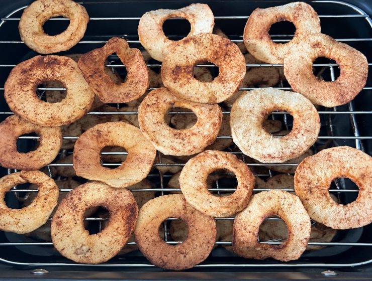 Яблочные чипсы с корицей и сахаром в духовке
