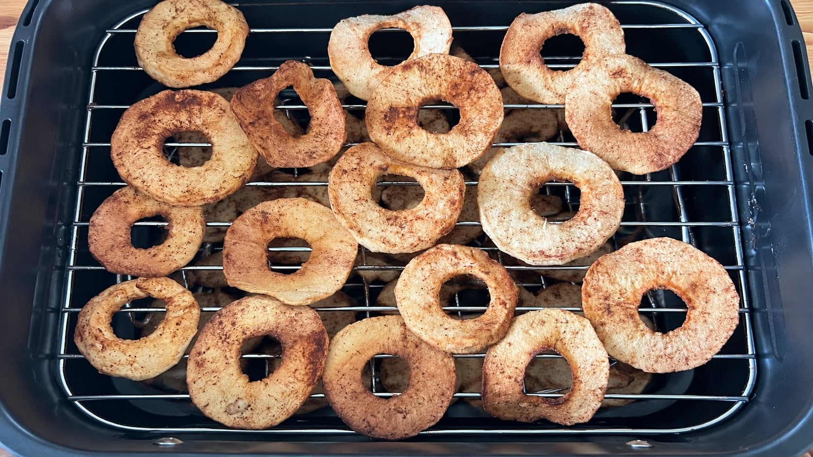 Яблочные чипсы с корицей и сахаром в духовке