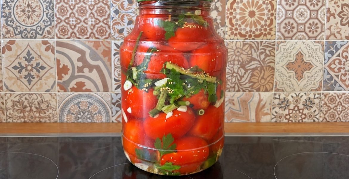 Малосольные помидоры-сливки с чесноком и зеленью
