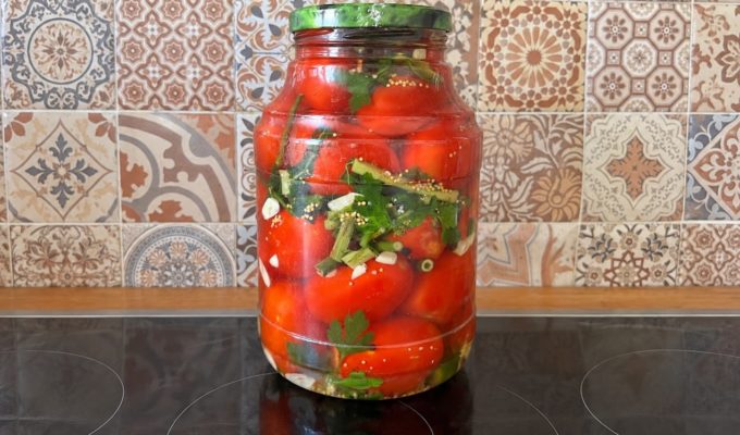 Малосольные помидоры-сливки с чесноком и зеленью
