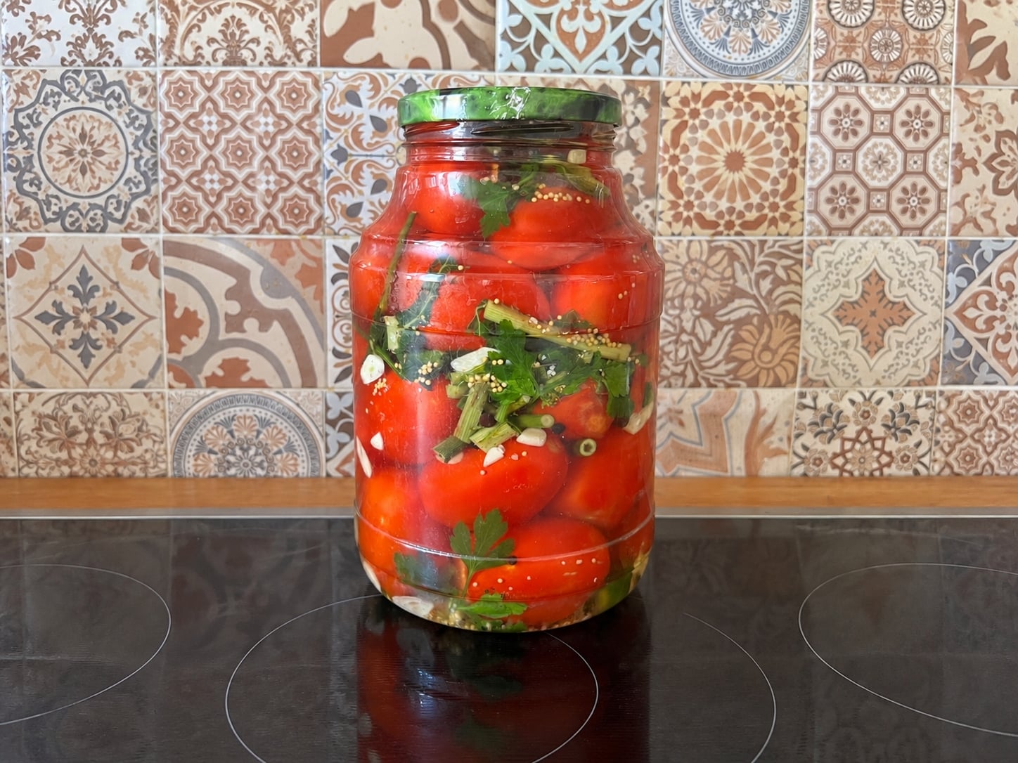 Малосольные помидоры-сливки с чесноком и зеленью